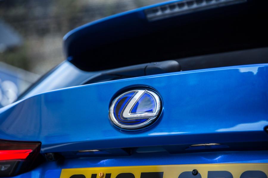 Логотип Lexus CT200h 2017 года  (UK) (фото 23 из 38)